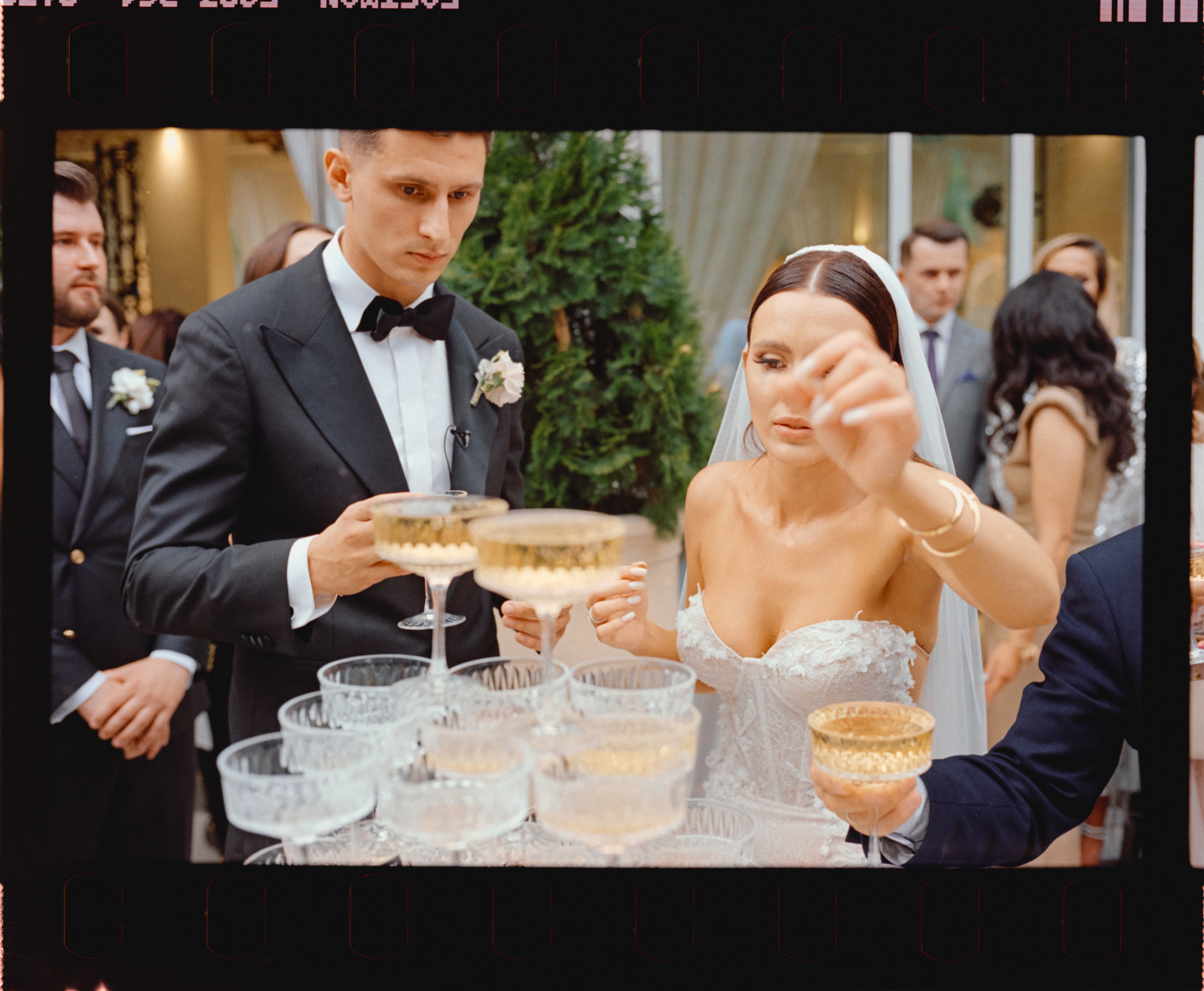 Para młoda przy kieliszkach podczas przyjęcia. Fotografia na filmie Kodak UltraMax.