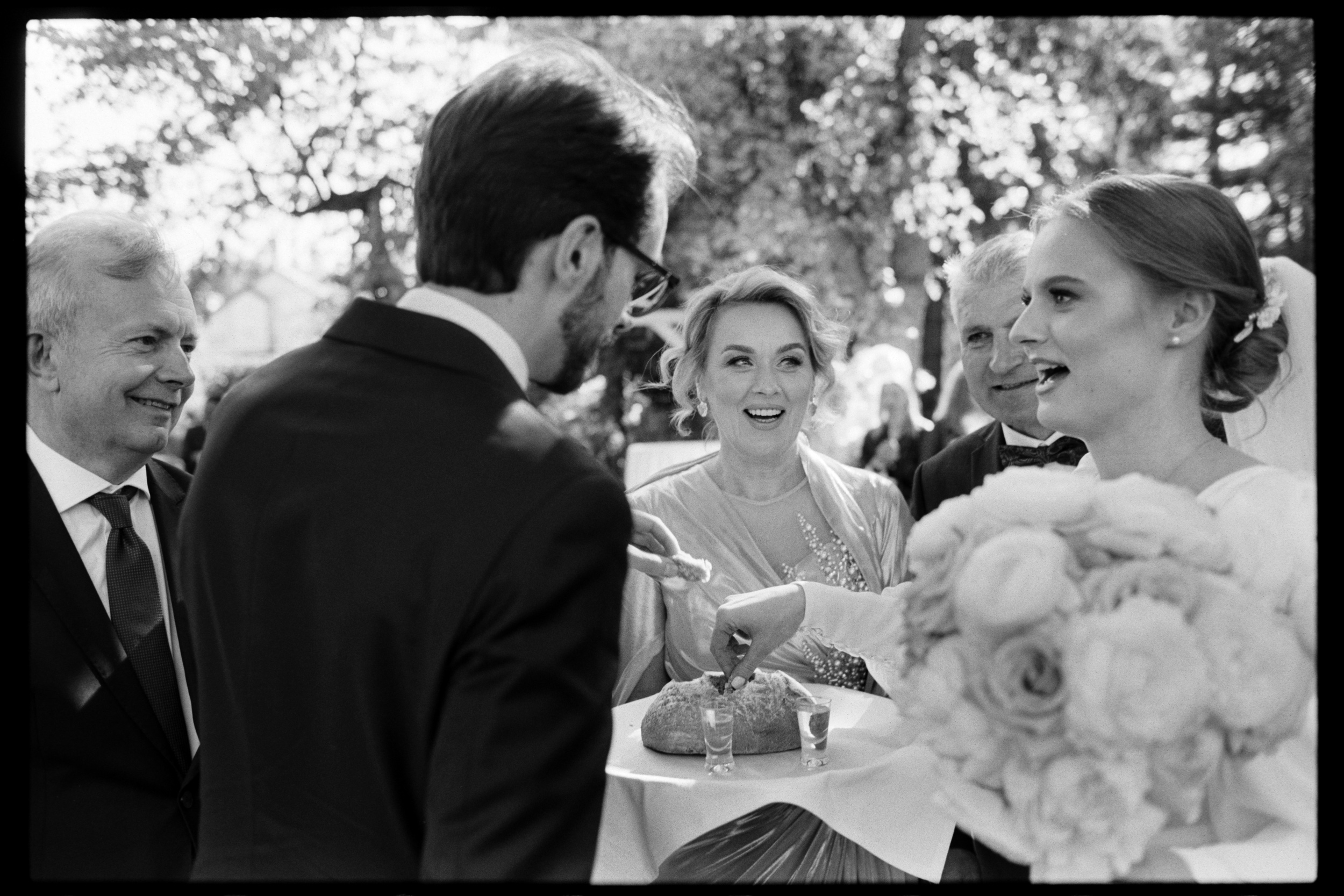 Powitanie pary młodej chlebem i solą. Skan negatywu Ilford HP5.
