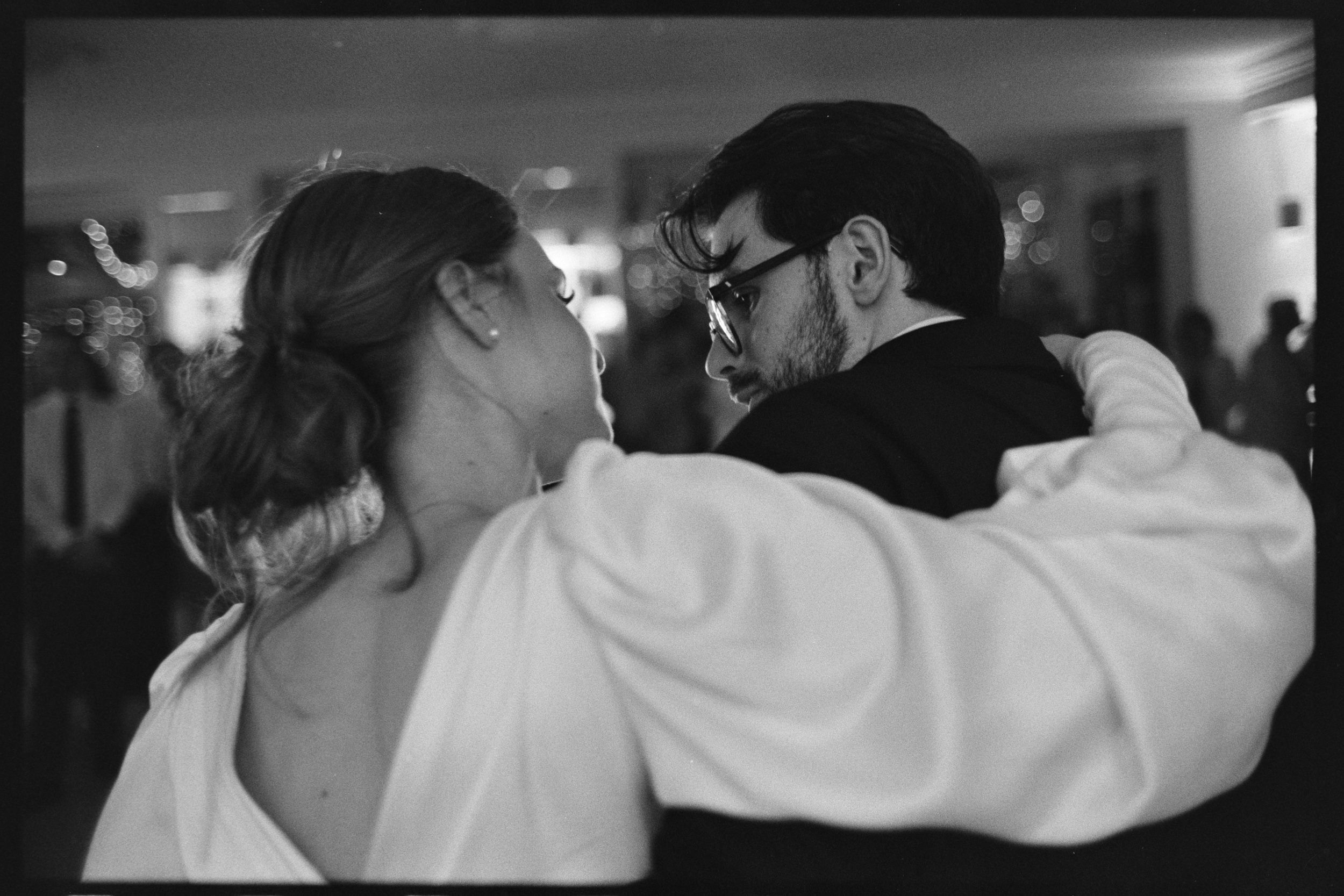 Para młoda obejmuje się podczas tańca. Skan negatywu Ilford HP5.